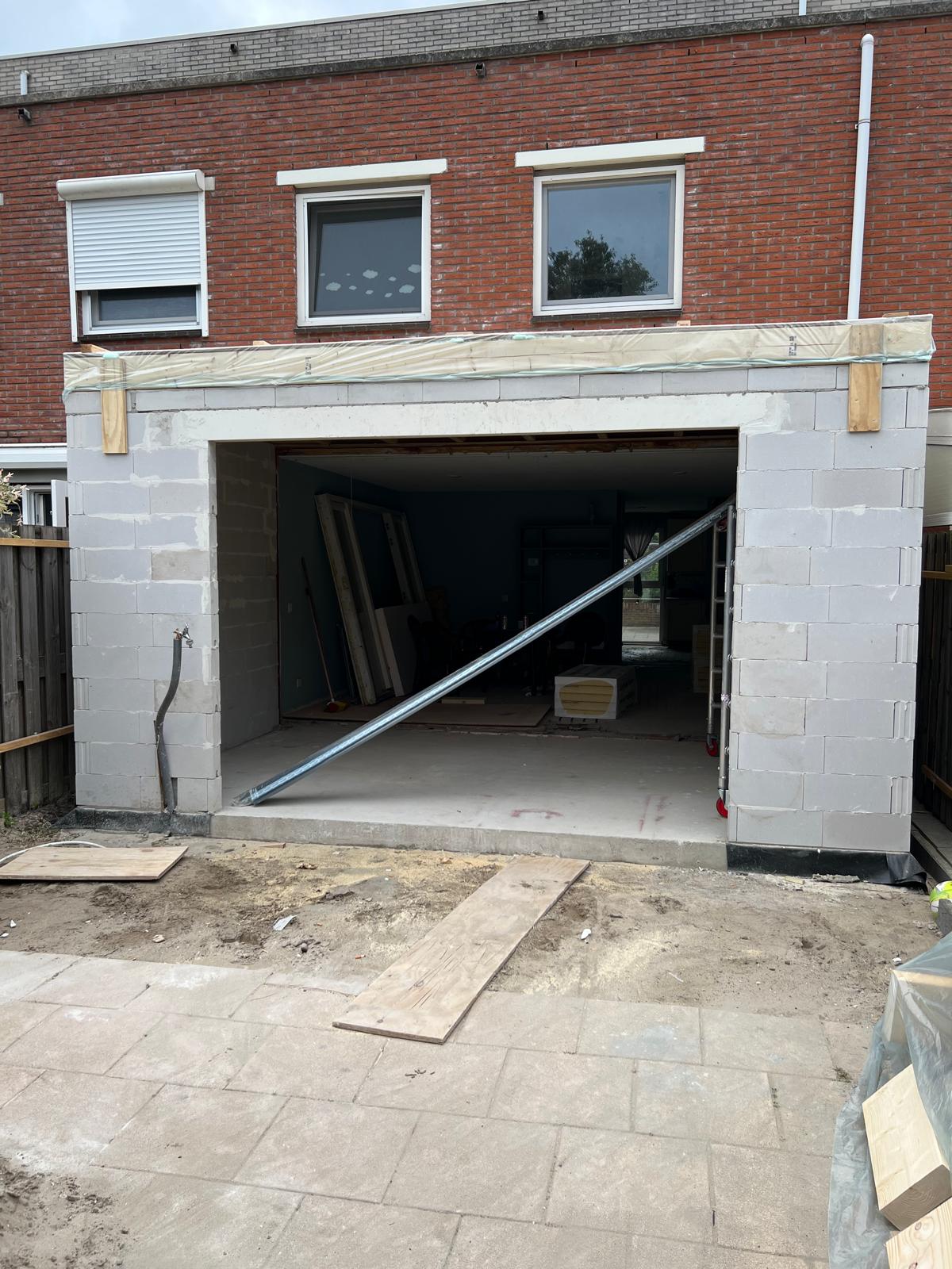 Aanbouw in aanbouw: casco met nieuwe gevelopening