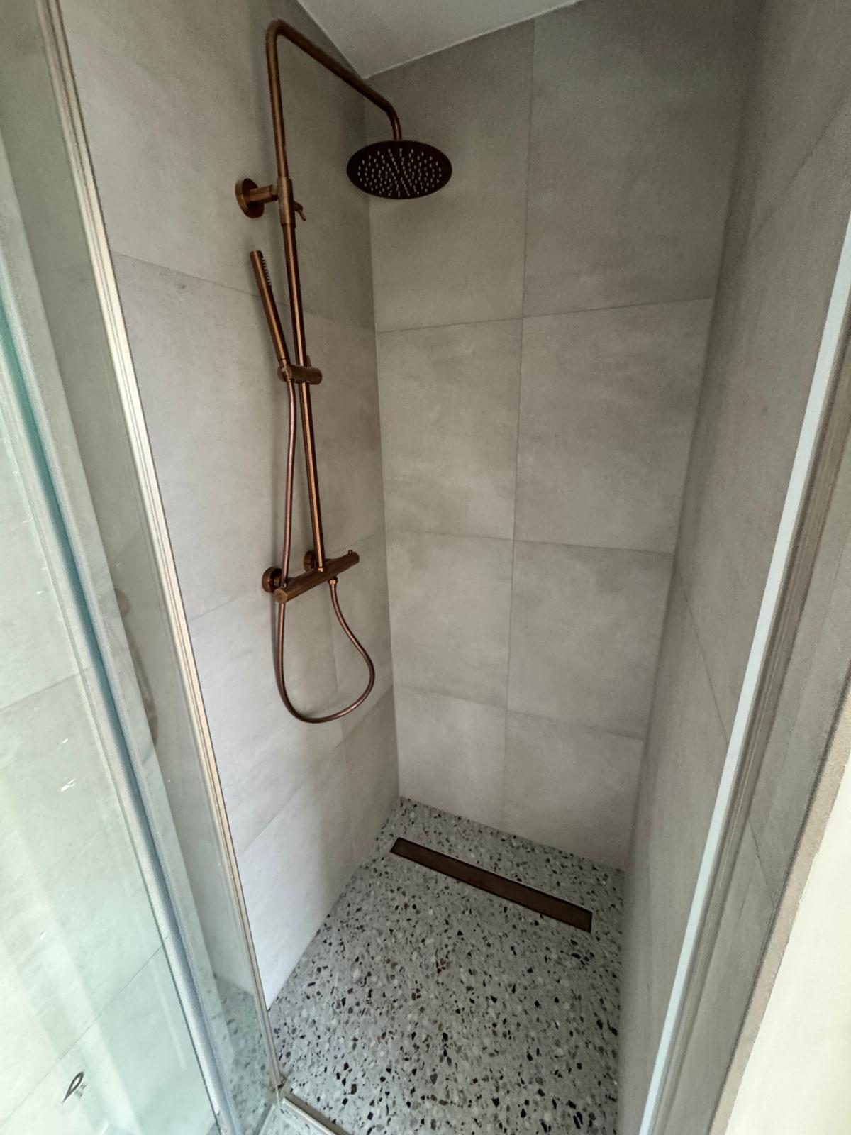 Douche met koperen regendouche